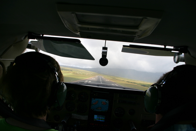 2008/01(January)/Hawaii/Jan19-Juanita-Cesna/800x600_2008-01-19-Hawaii-Juanita-Cesna-050-airport.JPG