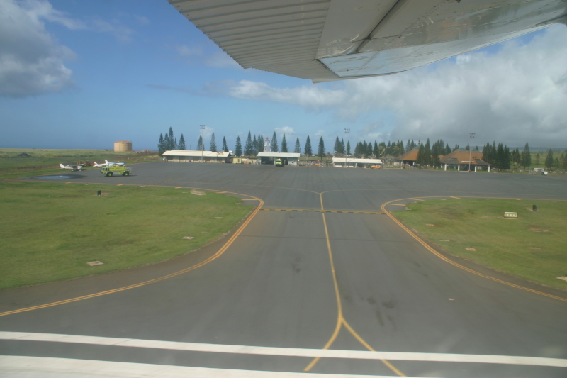 2008/01(January)/Hawaii/Jan19-Juanita-Cesna/800x600_2008-01-19-Hawaii-Juanita-Cesna-051-airport.JPG