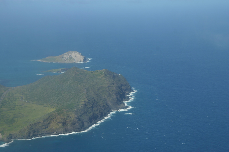 2008-01-19-Hawaii-Juanita-Cesna-106-lighthouse-and-Island.JPG