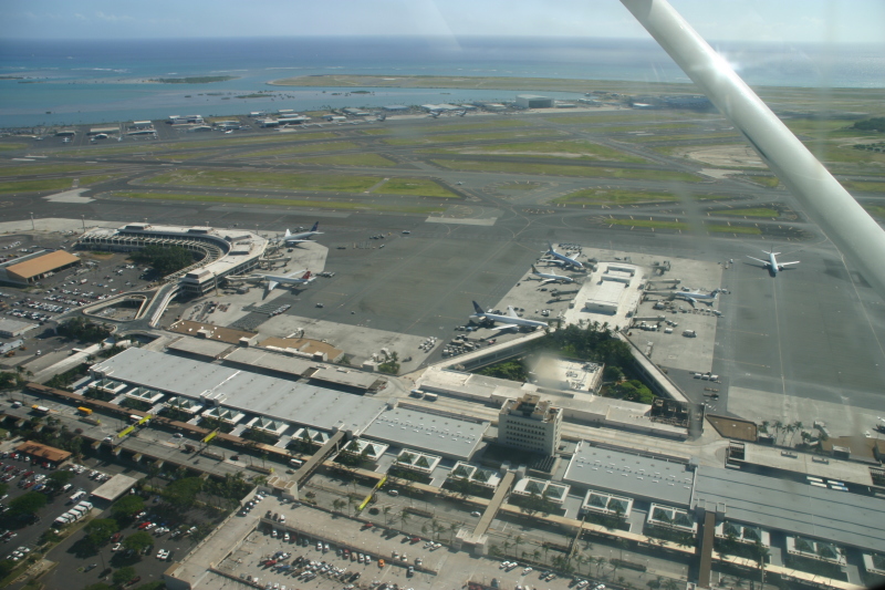 2008/01(January)/Hawaii/Jan19-Juanita-Cesna/800x600_2008-01-19-Hawaii-Juanita-Cesna-146-HNL-airport.JPG