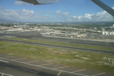 2008-01-19-Hawaii-Juanita-Cesna-011-HNL-airport.JPG