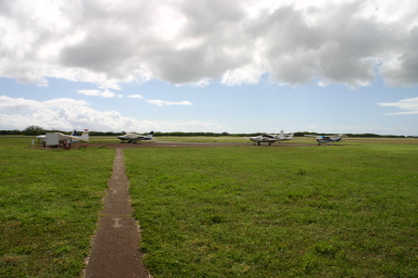 2008-01-19-Hawaii-Juanita-Cesna-072-airport-lunchtime.JPG