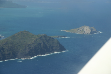 2008-01-19-Hawaii-Juanita-Cesna-104-lighthouse-and-Island.JPG