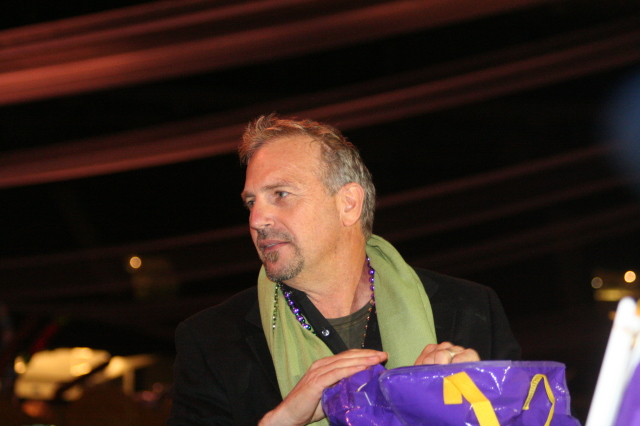 2008/02(February)/02_01_Beans_and_Jeans/640x480_2008-02-01-Beans-n-Jeans-16-Kevin-Costner.JPG