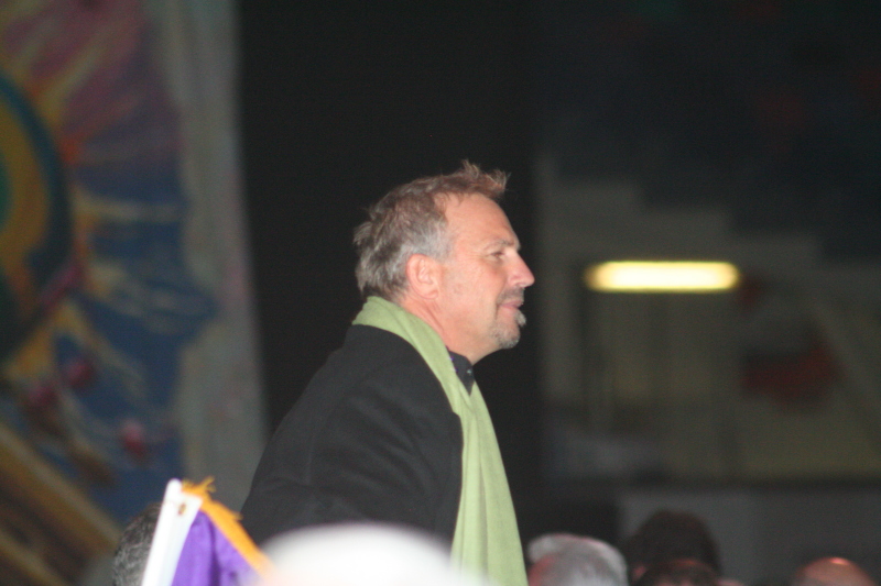 2008/02(February)/02_01_Beans_and_Jeans/800x600_2008-02-01-Beans-n-Jeans-09-Kevin-Costner.JPG