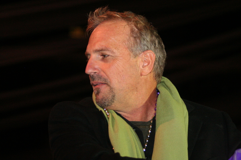 2008/02(February)/02_01_Beans_and_Jeans/800x600_2008-02-01-Beans-n-Jeans-21-Kevin-Costner.JPG