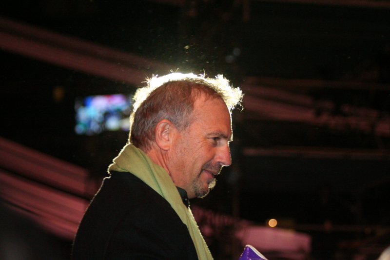2008/02(February)/02_01_Beans_and_Jeans/800x600_2008-02-01-Beans-n-Jeans-23-Kevin-Costner.JPG