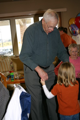2005-11-05-Melvin-90th-bday-027-Kyla.JPG