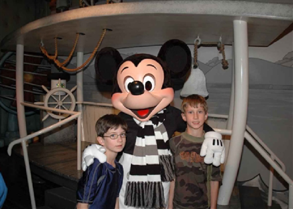 2008/03(March)/DisneyLand/2008-03-13-Dax-Chance-Mickey.jpg
