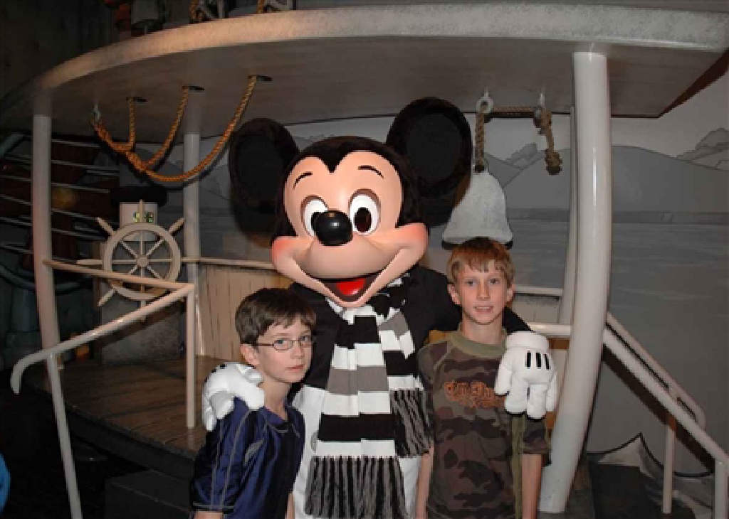 2008/03(March)/DisneyLand/1024x768_2008-03-13-Dax-Chance-Mickey2.jpg