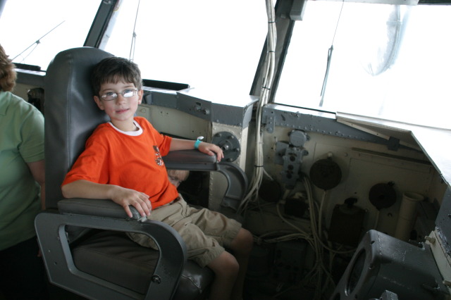 2008/03(March)/Scouts-USS-Lexington/640x480_2008-03-01-Scouts-USS-Lexington-43-Dax.JPG
