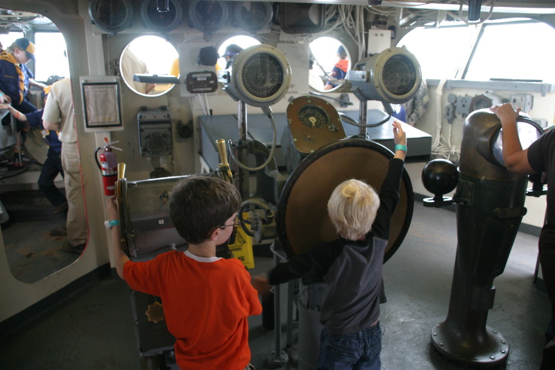 2008/03(March)/Scouts-USS-Lexington/800x600_2008-03-01-Scouts-USS-Lexington-48-Dax.JPG