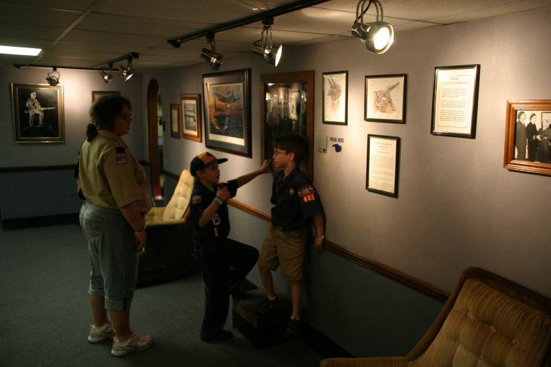 2008/03(March)/Scouts-USS-Lexington/800x600_2008-03-01-Scouts-USS-Lexington-61-Dax.JPG