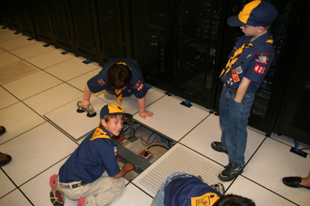 2008/04(April)/Scouts-Den1-Motive-Inc/640x480_2008-04-08-Scouts-Den1-Go-See-It-Motive-Inc-08-Sebastian-Tomas-Chance-Andrew.JPG