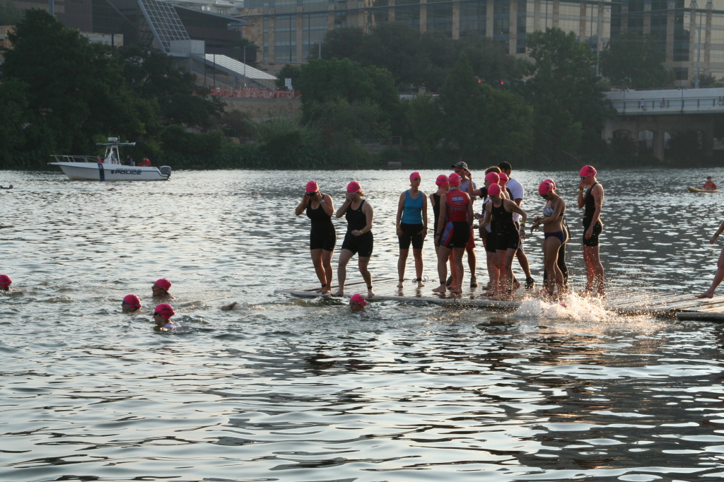2008/09(September)/01-Austin-Triathalon/1024x768_2008-09-01-Austin-Triathalon-014-Suzi-jumping-in.JPG
