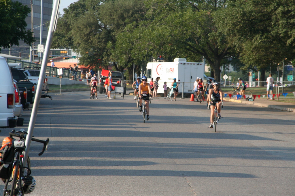 2008/09(September)/01-Austin-Triathalon/1024x768_2008-09-01-Austin-Triathalon-038-Suzi-Biking.JPG