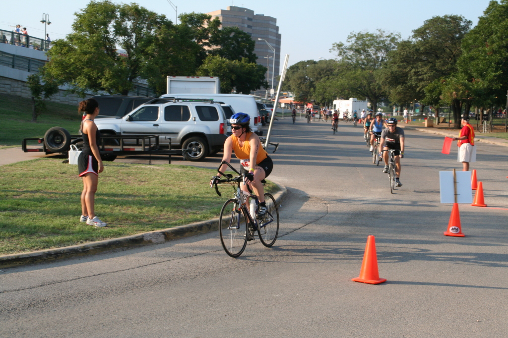 2008/09(September)/01-Austin-Triathalon/1024x768_2008-09-01-Austin-Triathalon-042-Suzi-Biking.JPG