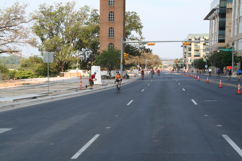 2008/09(September)/01-Austin-Triathalon/1024x768_2008-09-01-Austin-Triathalon-059-Suzi-Biking.JPG