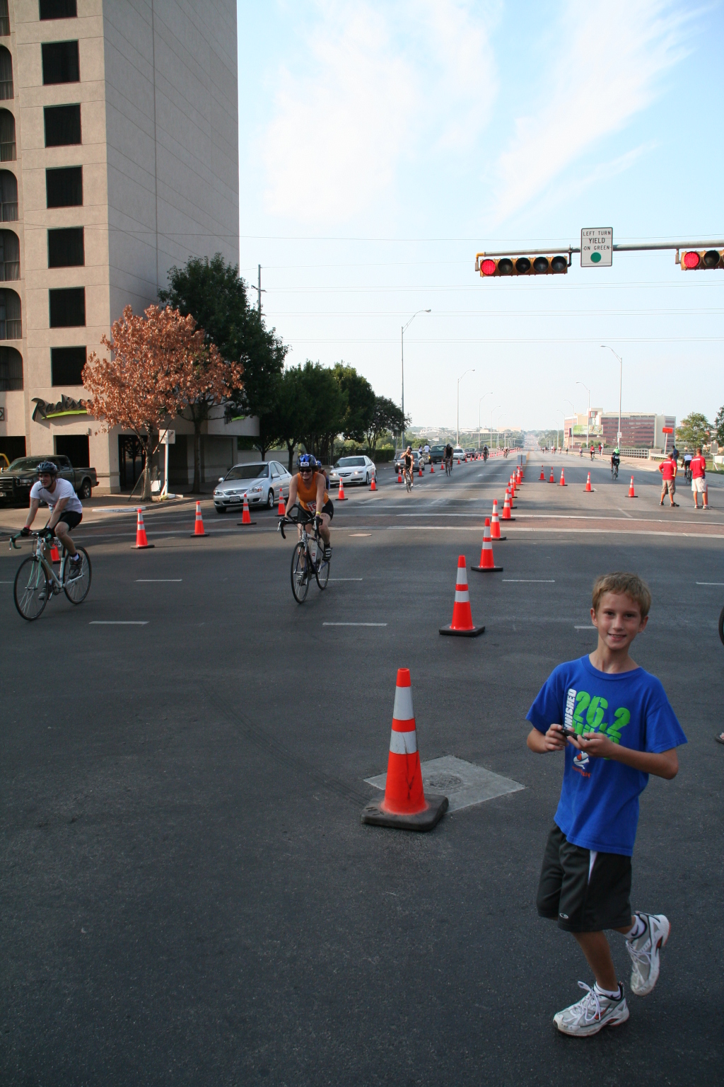 2008/09(September)/01-Austin-Triathalon/1024x768_2008-09-01-Austin-Triathalon-066-Suzi-Biking-Chance.JPG