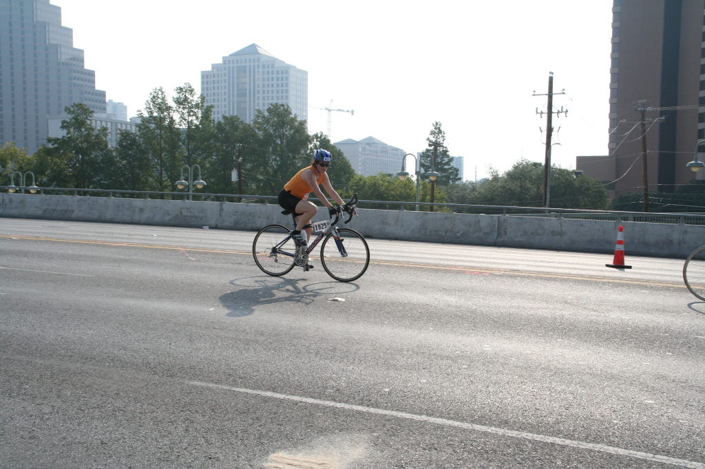 2008/09(September)/01-Austin-Triathalon/1024x768_2008-09-01-Austin-Triathalon-079-Suzi-Biking.JPG