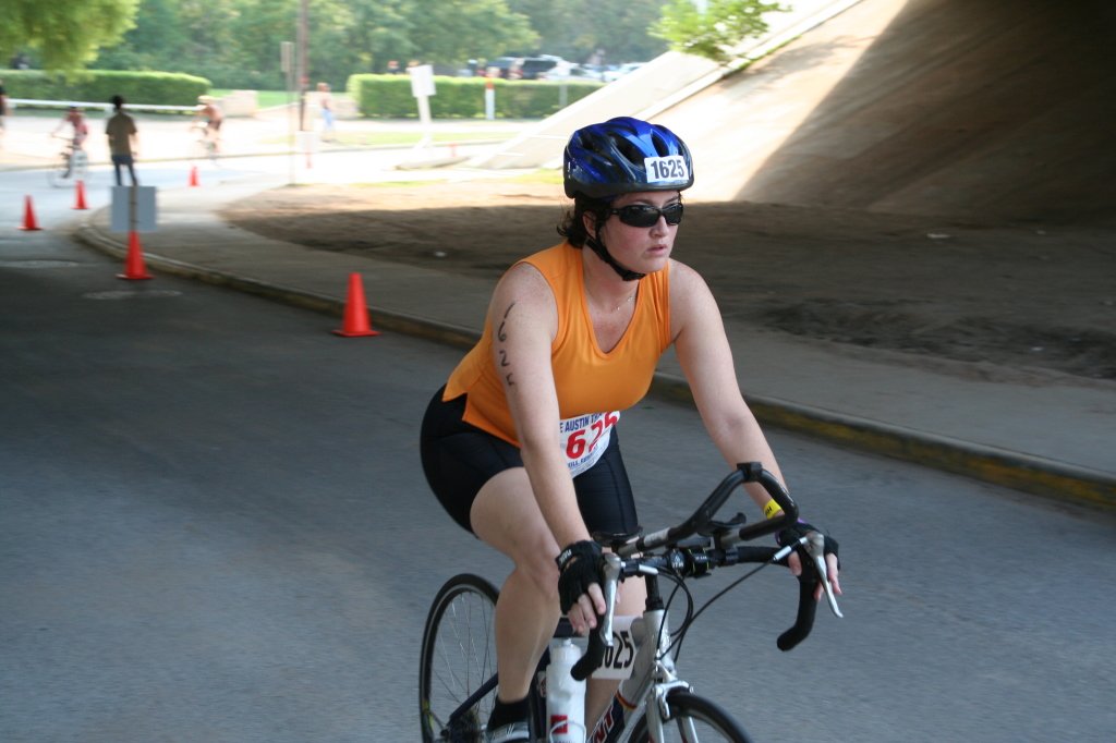 2008-09-01-Austin-Triathalon-087-Suzi-Biking.JPG