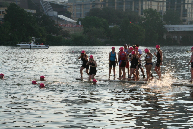2008-09-01-Austin-Triathalon-015-Suzi-jumping-in.JPG