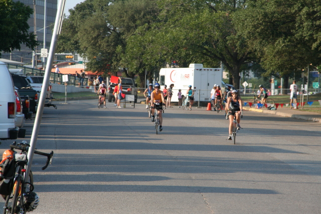 2008-09-01-Austin-Triathalon-038-Suzi-Biking.JPG