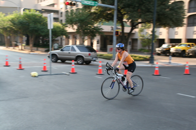 2008/09(September)/01-Austin-Triathalon/640x480_2008-09-01-Austin-Triathalon-048-Suzi-Biking.JPG