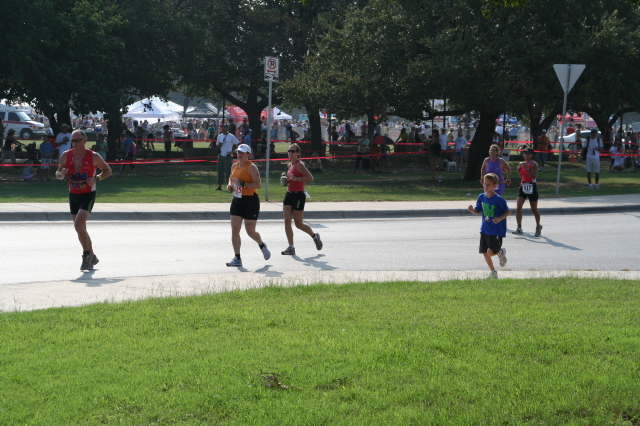 2008/09(September)/01-Austin-Triathalon/640x480_2008-09-01-Austin-Triathalon-109-Suzi-Run-Chance.JPG