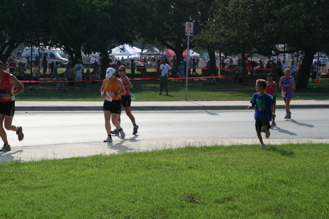 2008/09(September)/01-Austin-Triathalon/640x480_2008-09-01-Austin-Triathalon-110-Suzi-Run-Chance.JPG