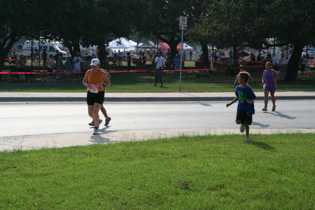 2008/09(September)/01-Austin-Triathalon/640x480_2008-09-01-Austin-Triathalon-111-Suzi-Run-Chance.JPG