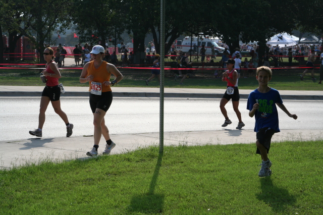 2008/09(September)/01-Austin-Triathalon/640x480_2008-09-01-Austin-Triathalon-113-Suzi-Run-Chance.JPG