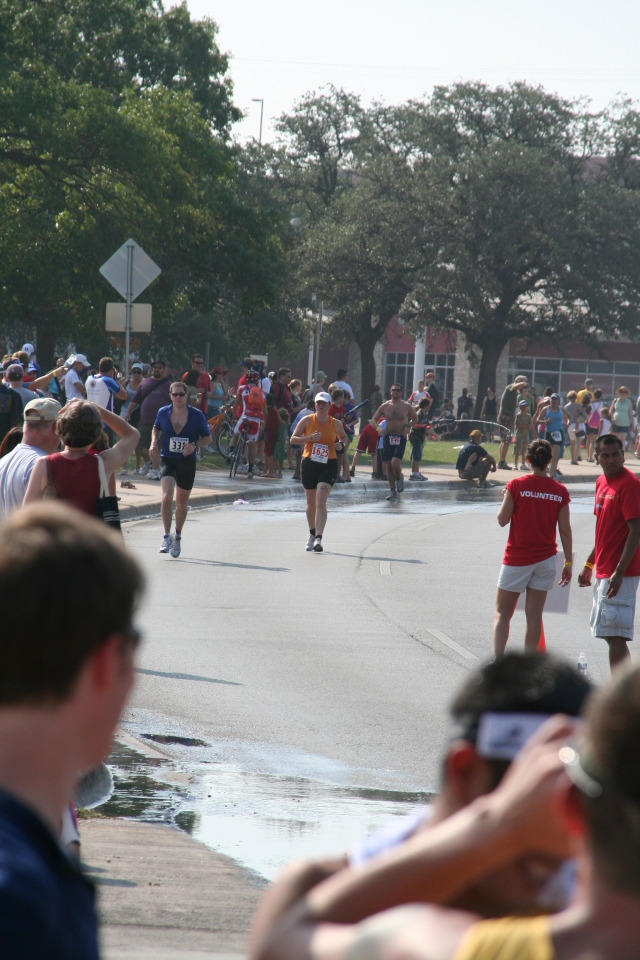 2008/09(September)/01-Austin-Triathalon/640x480_2008-09-01-Austin-Triathalon-119-Suzi-Run.JPG