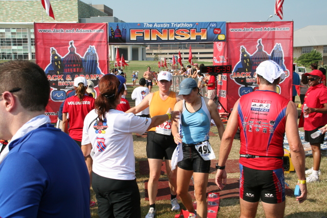 2008/09(September)/01-Austin-Triathalon/640x480_2008-09-01-Austin-Triathalon-125-Suzi-Finish.JPG