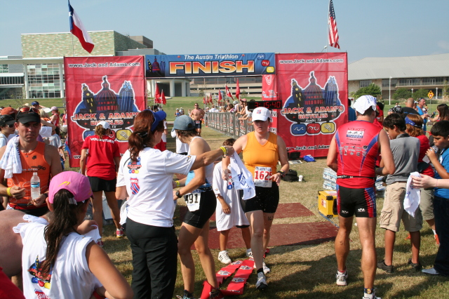 2008/09(September)/01-Austin-Triathalon/640x480_2008-09-01-Austin-Triathalon-128-Suzi-Finish.JPG