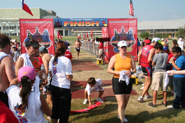2008/09(September)/01-Austin-Triathalon/640x480_2008-09-01-Austin-Triathalon-131-Suzi-Finish.JPG
