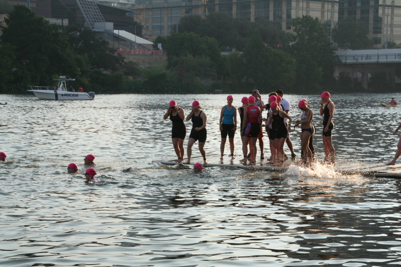 2008/09(September)/01-Austin-Triathalon/800x600_2008-09-01-Austin-Triathalon-014-Suzi-jumping-in.JPG
