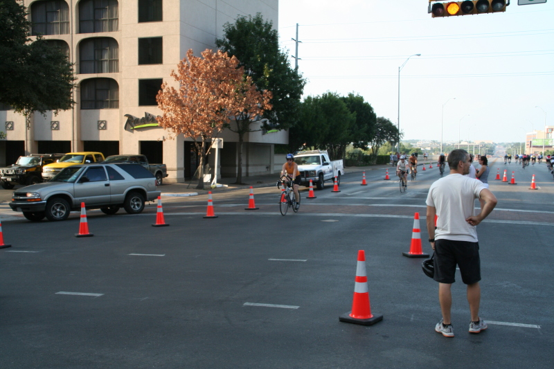 2008/09(September)/01-Austin-Triathalon/800x600_2008-09-01-Austin-Triathalon-045-Suzi-Biking.JPG