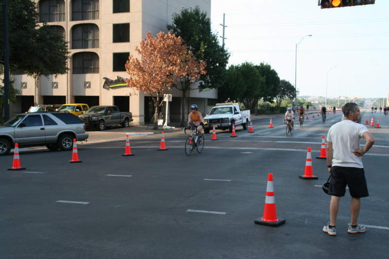 2008/09(September)/01-Austin-Triathalon/800x600_2008-09-01-Austin-Triathalon-046-Suzi-Biking.JPG