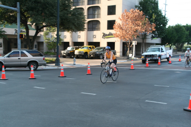 2008/09(September)/01-Austin-Triathalon/800x600_2008-09-01-Austin-Triathalon-047-Suzi-Biking.JPG