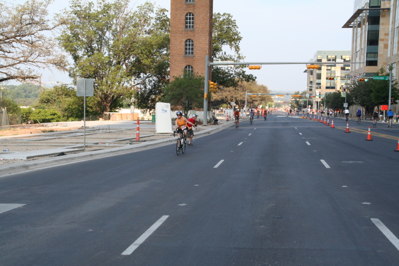 2008/09(September)/01-Austin-Triathalon/800x600_2008-09-01-Austin-Triathalon-060-Suzi-Biking.JPG
