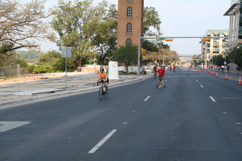 2008/09(September)/01-Austin-Triathalon/800x600_2008-09-01-Austin-Triathalon-062-Suzi-Biking.JPG