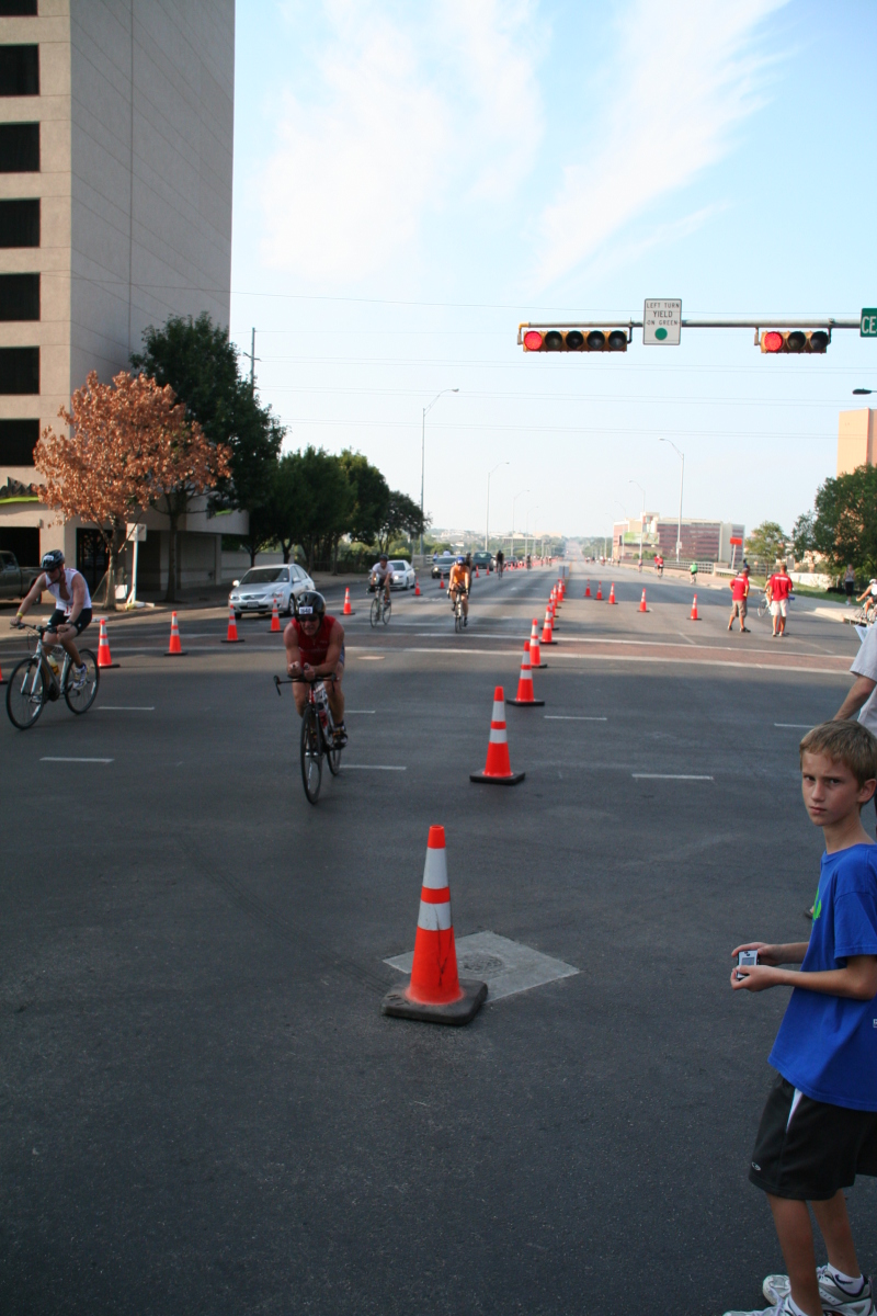 2008/09(September)/01-Austin-Triathalon/800x600_2008-09-01-Austin-Triathalon-065-Suzi-Biking-Chance.JPG
