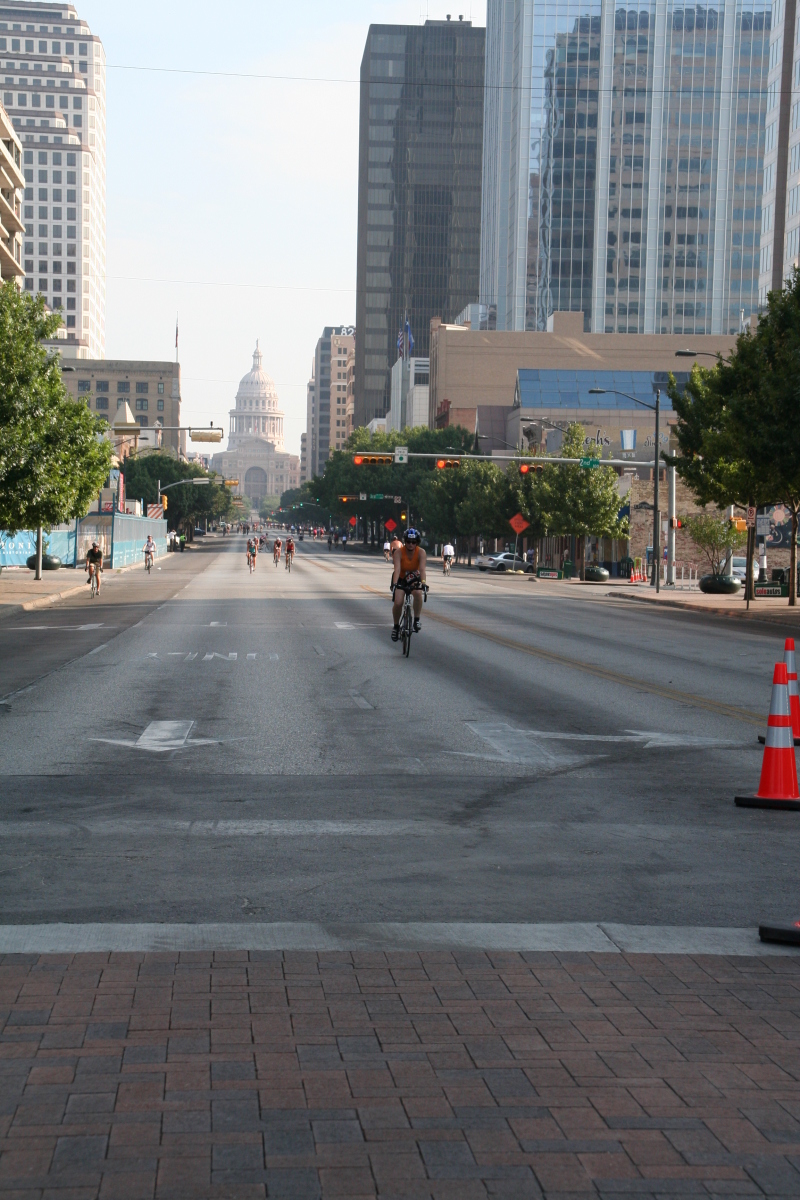2008/09(September)/01-Austin-Triathalon/800x600_2008-09-01-Austin-Triathalon-069-Suzi-Biking-Capitol.JPG
