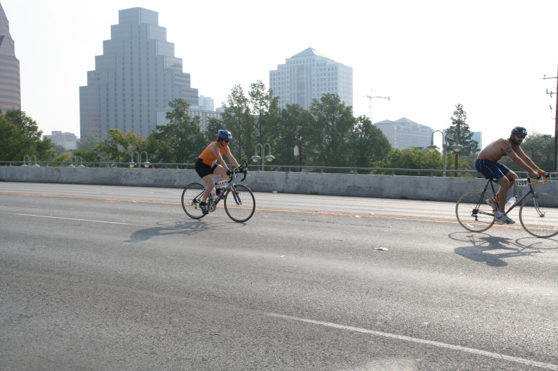 2008/09(September)/01-Austin-Triathalon/800x600_2008-09-01-Austin-Triathalon-078-Suzi-Biking.JPG