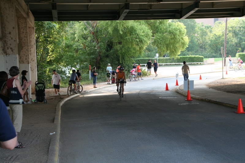 2008/09(September)/01-Austin-Triathalon/800x600_2008-09-01-Austin-Triathalon-082-Suzi-Biking.JPG