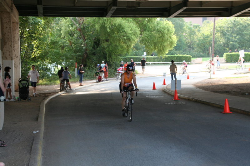 2008/09(September)/01-Austin-Triathalon/800x600_2008-09-01-Austin-Triathalon-083-Suzi-Biking.JPG