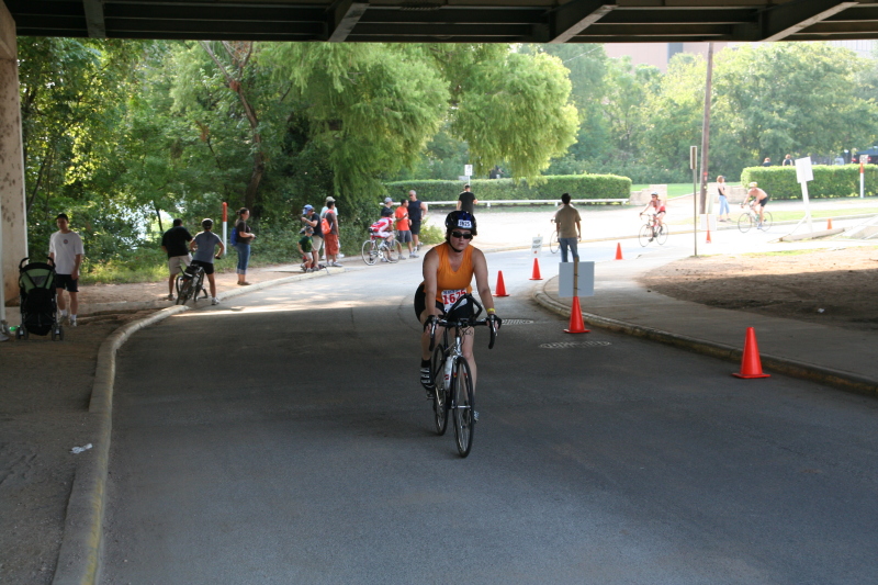 2008/09(September)/01-Austin-Triathalon/800x600_2008-09-01-Austin-Triathalon-084-Suzi-Biking.JPG