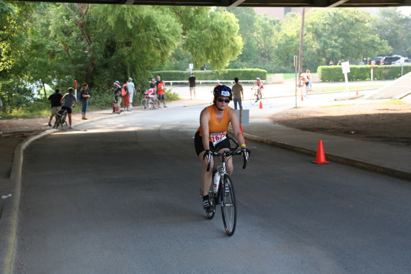 2008/09(September)/01-Austin-Triathalon/800x600_2008-09-01-Austin-Triathalon-085-Suzi-Biking.JPG