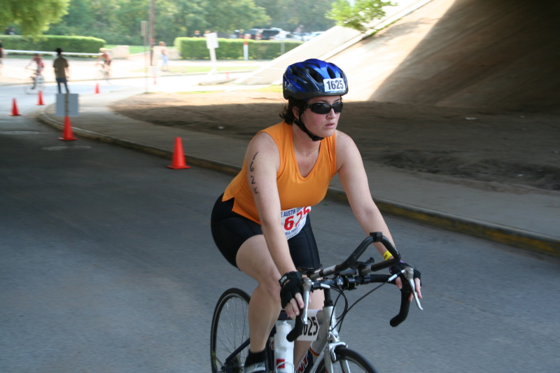 2008/09(September)/01-Austin-Triathalon/800x600_2008-09-01-Austin-Triathalon-087-Suzi-Biking.JPG